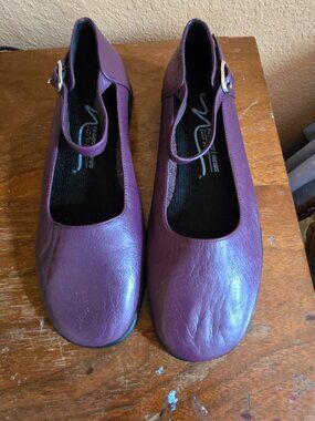 Mary Jane Shoes by Newport News--size 7 B